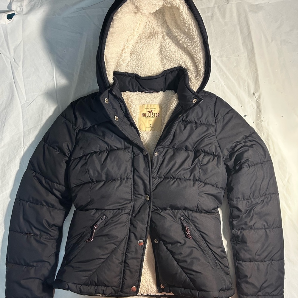 Hollister Women's Dark Puffer Jacket with Cream Lining